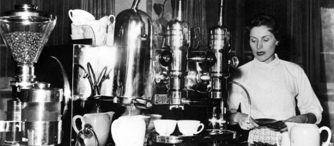 1922 Год начала всеобщего распространения бизнеса эспрессо кофемашин
